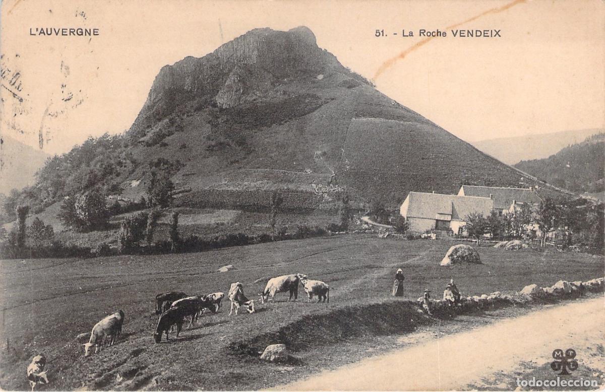 Postales: Postal de La Roche Vendeix, Auvergne con Paisaje y Vacas