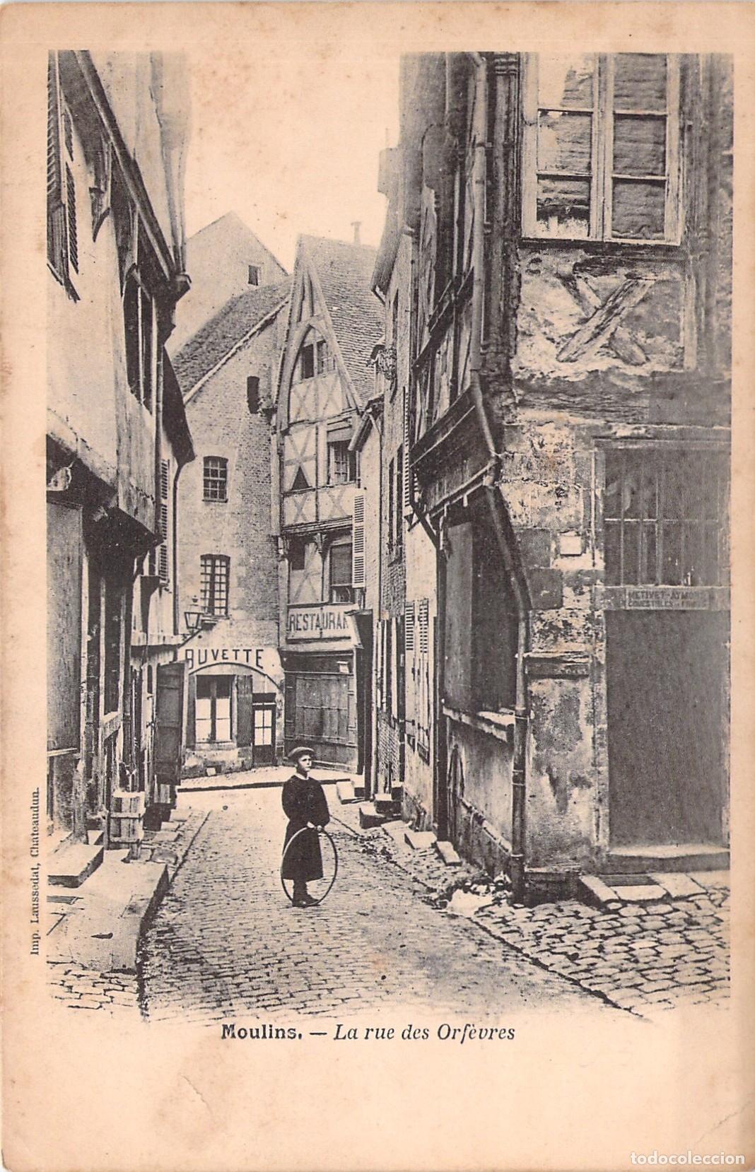 Postales: Postal de Moulins: La Rue des Orf&egrave;vres con arquitectura medieval