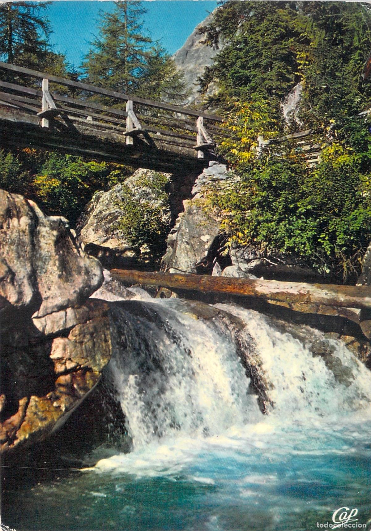 Postales: Postal de Cascada y Puente de Madera en Haute-Savoie