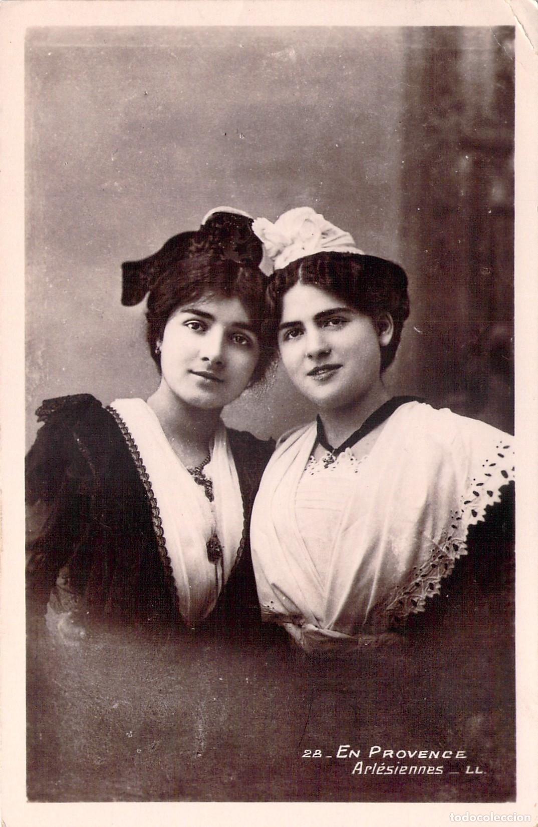 Postales: Postal de Provenza con Mujeres Arlesianas en Traje Tradicional