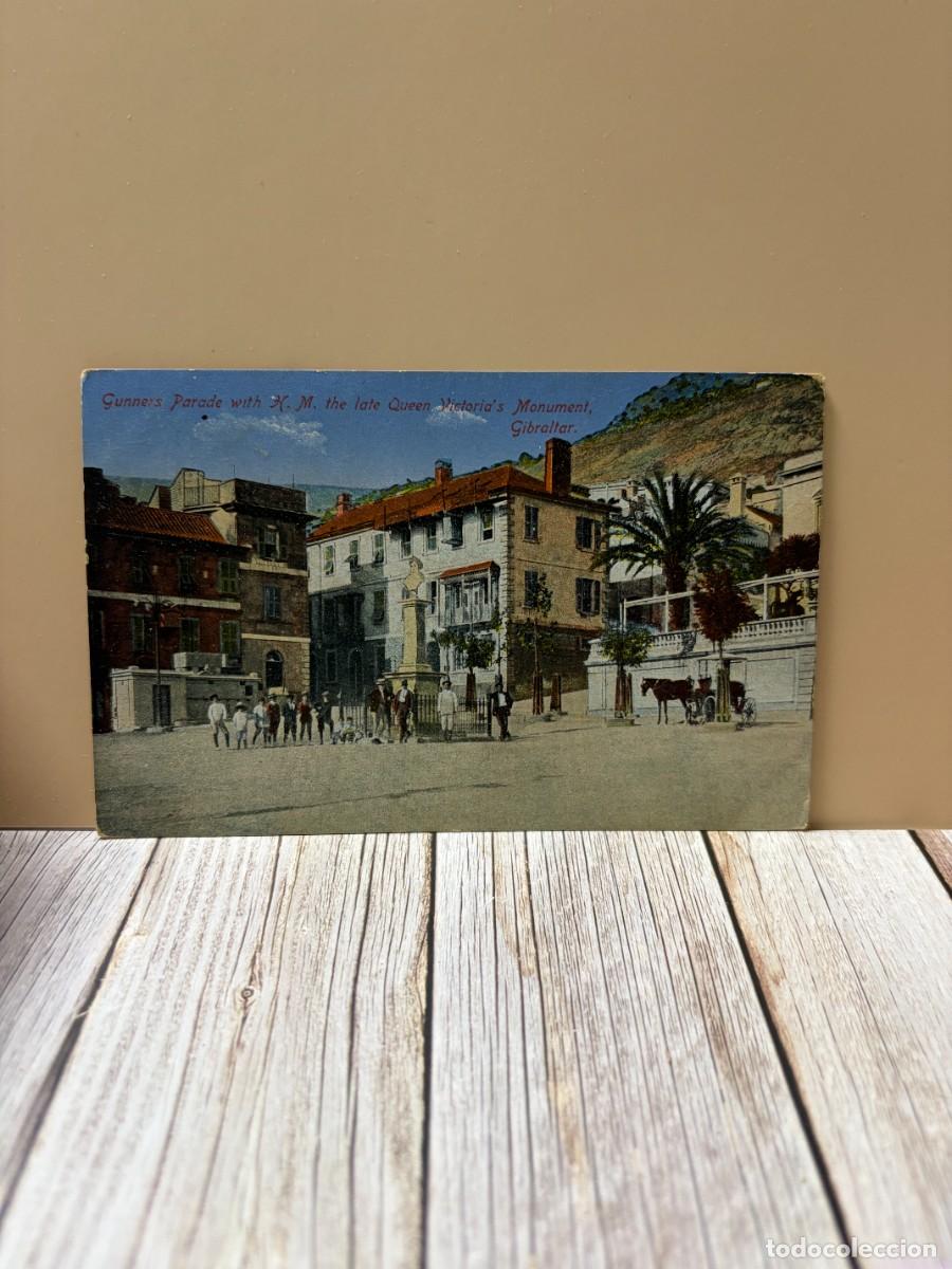 Postales: TARJETA POSTAL. GIBRALTAR. GUNNERS PARADE WITH H.M. LATE QUEEN VICTORIA'S MONUMENT.