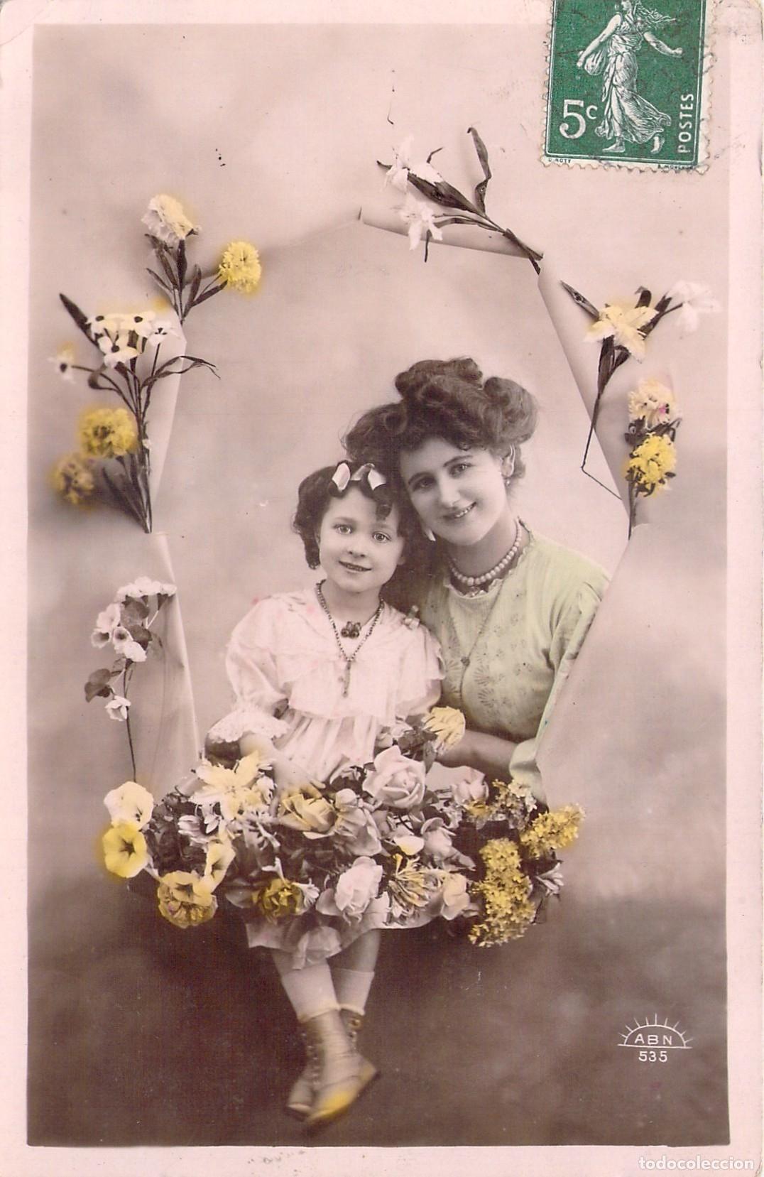 Cartoline: Postal de Retrato Familiar de Madre e Hija con Flores