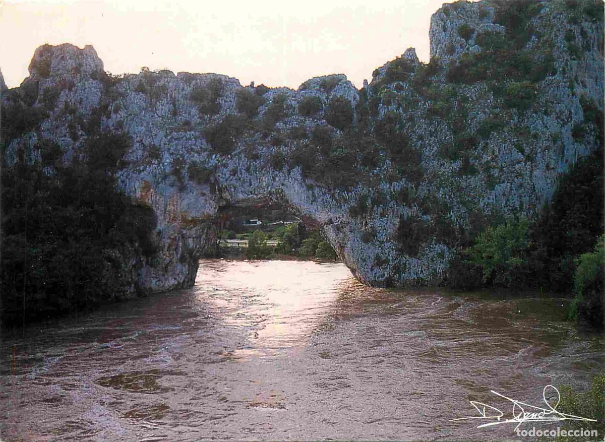 Postkarten: Francia - Carte Postale - 07 - Vallon-pont-d'arc - Le pont d'arc arche naturelle surplombant la rivi