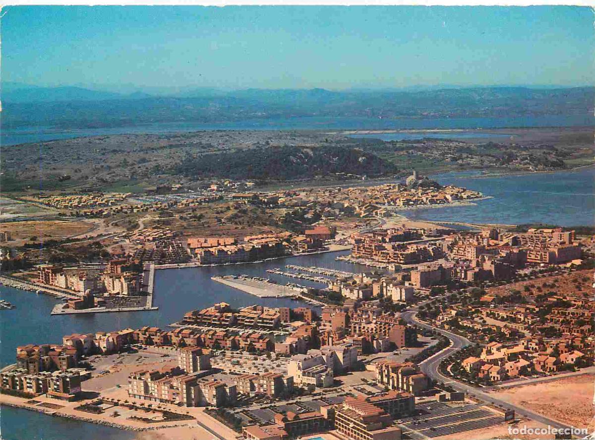 Postcards: Francia - Carte Postale - 11 - Gruissan - Vue a&eacute;rienne du nouveau port En arri&egrave;re plan le vieux vill