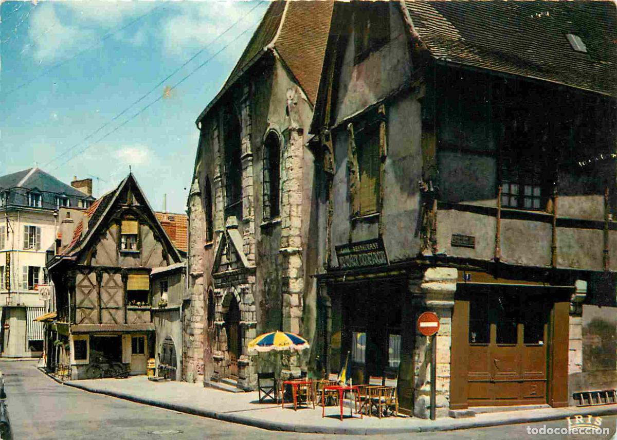 Cartoline: Francia - Carte Postale - 03 - Montlu&ccedil;on - L'&eacute;glise Saint-Pierre portail de 1638 et vieilles maisons