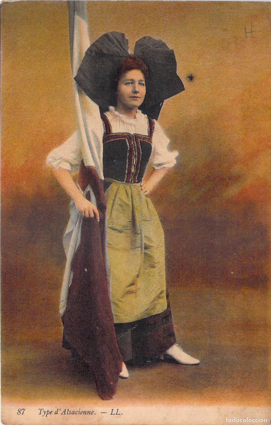 Postales: Postal de Mujer con Traje T&iacute;pico de Alsacia y Bandera de Francia