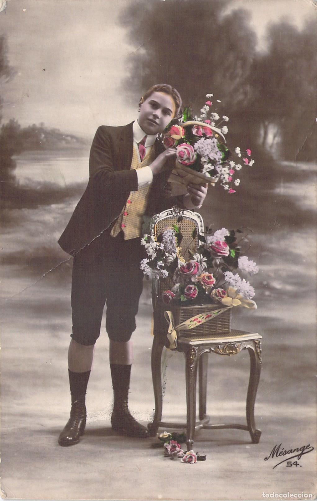 Postales: Postal de Retrato Infantil con Canastas de Flores y Silla