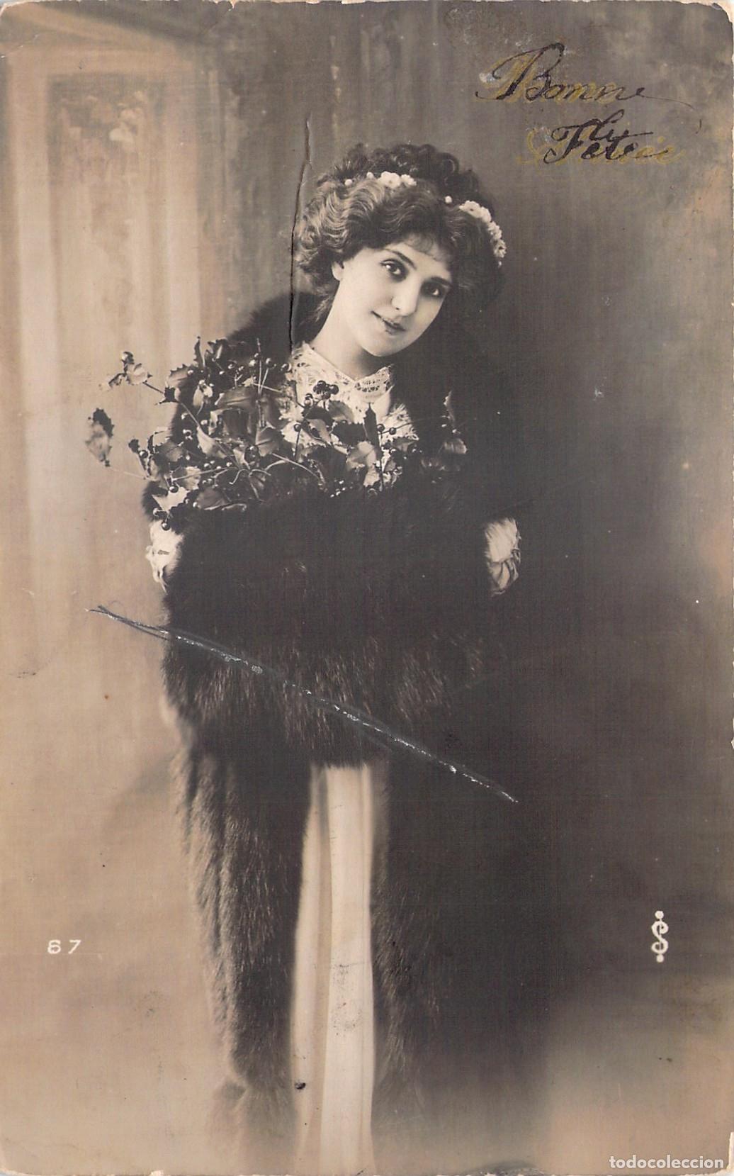 Postales: Postal de Retrato Femenino Elegante con Flores Bonne F&ecirc;te