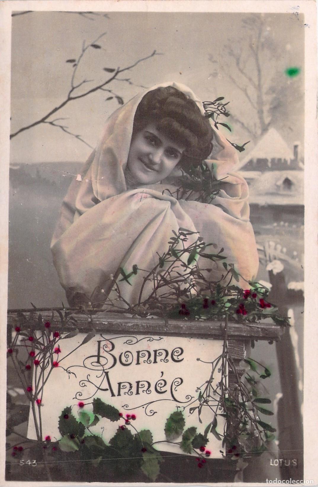 Postales: Postal de A&ntilde;o Nuevo Bonne Ann&eacute;e Mujer con Capucha y Mu&eacute;rdago