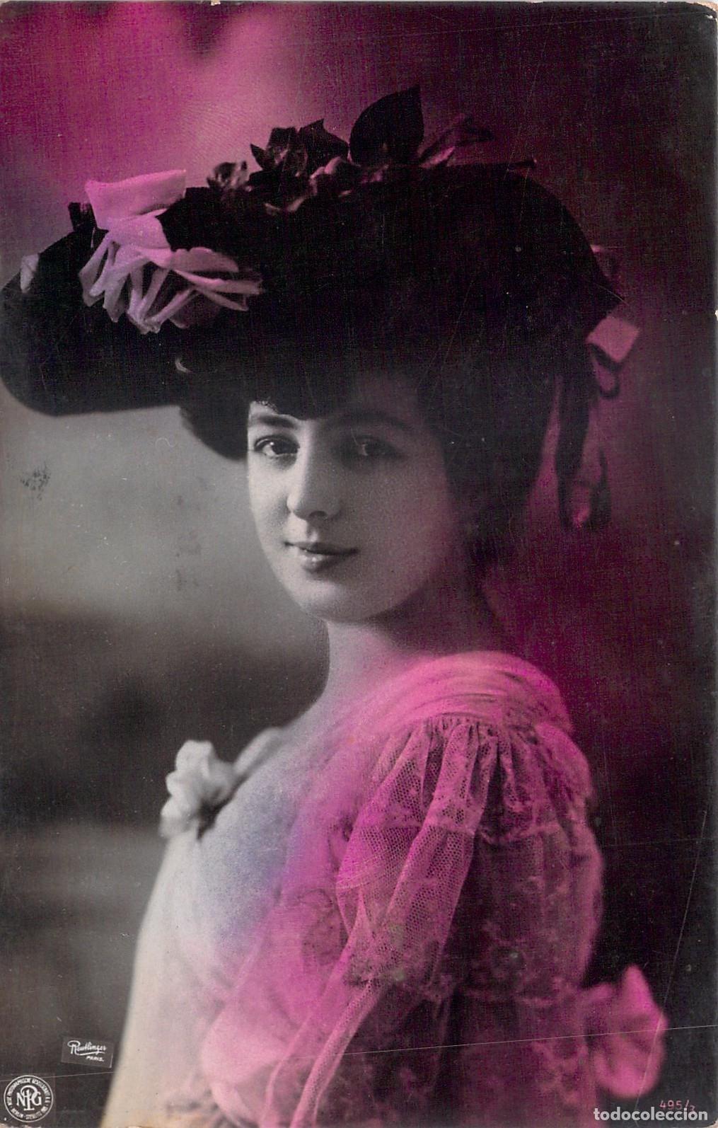Postales: Postal de Retrato de Mujer Elegante con Sombrero de Flores