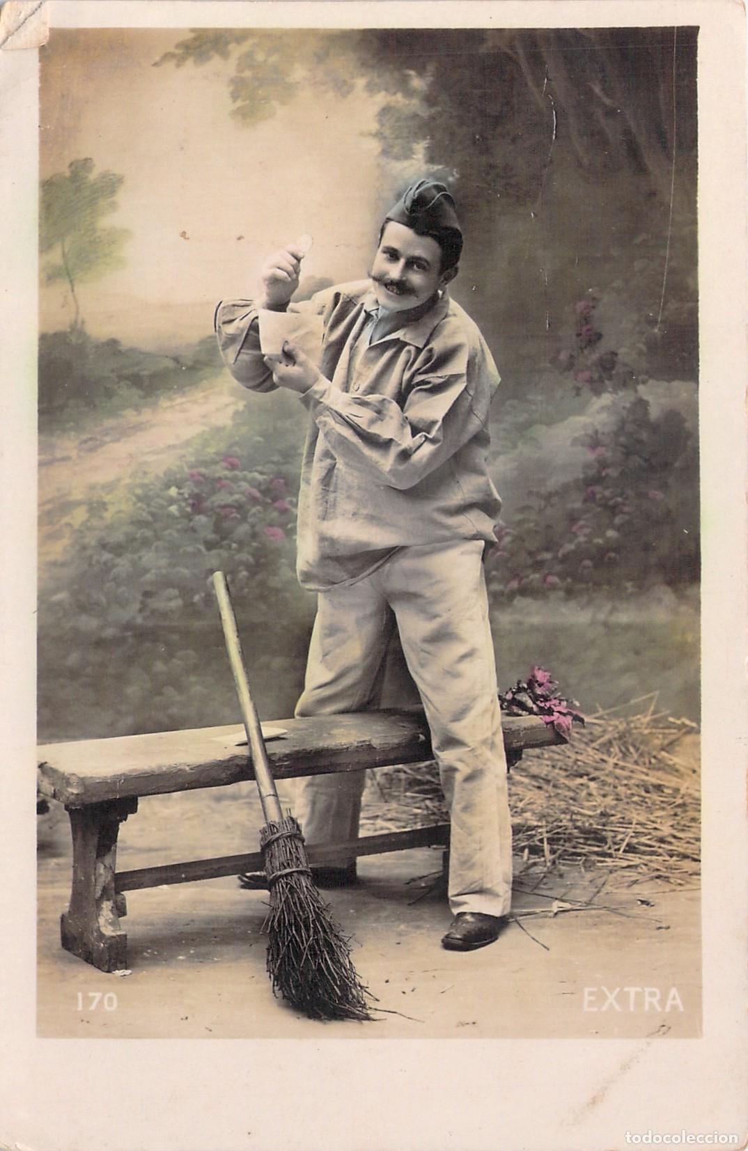 Postales: Postal de Soldado Franc&eacute;s con Escoba y Mensaje Escrito