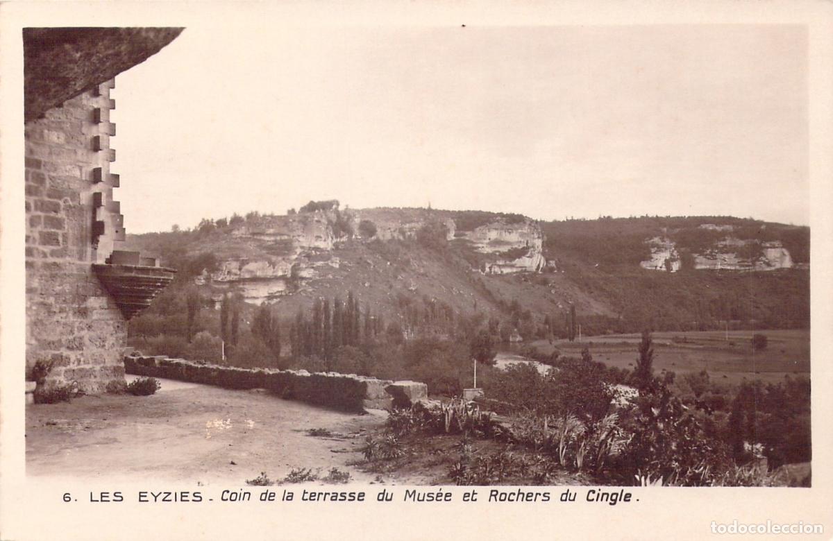 Postais: Postal de Les Eyzies: Terraza del Museo y Rocas del Cingle