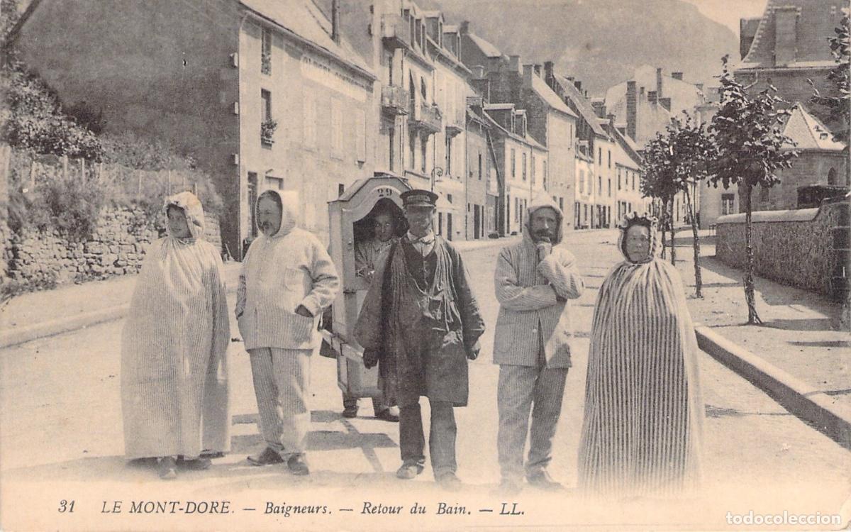 Postcards: Postal de Le Mont-Dore: Ba&ntilde;istas regresando del ba&ntilde;o