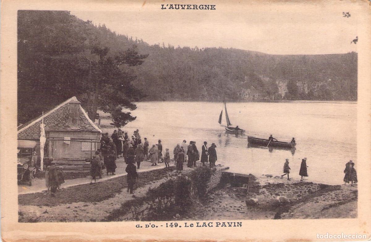 Postales: Postal de Lac Pavin en Auvernia Francia con Gente y Barcos