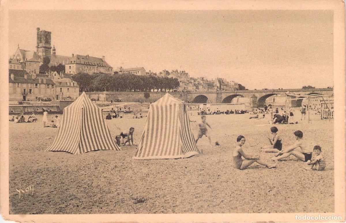 Cartoline: Postal de la Playa de Nevers Ni&egrave;vre Francia con Ba&ntilde;istas y Carpas