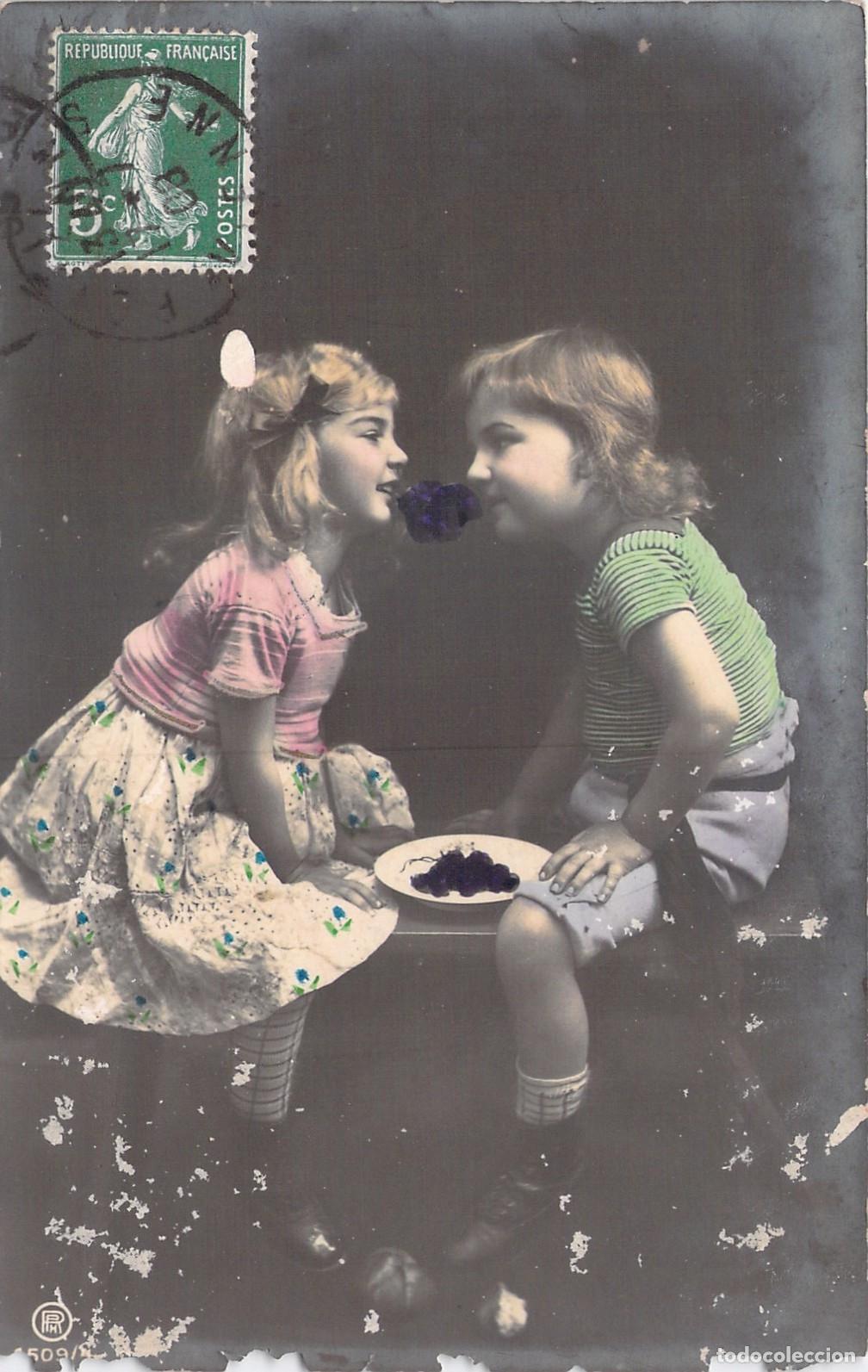 Postales: Postal Antigua de Ni&ntilde;os Comiendo Uvas Coloreada a Mano