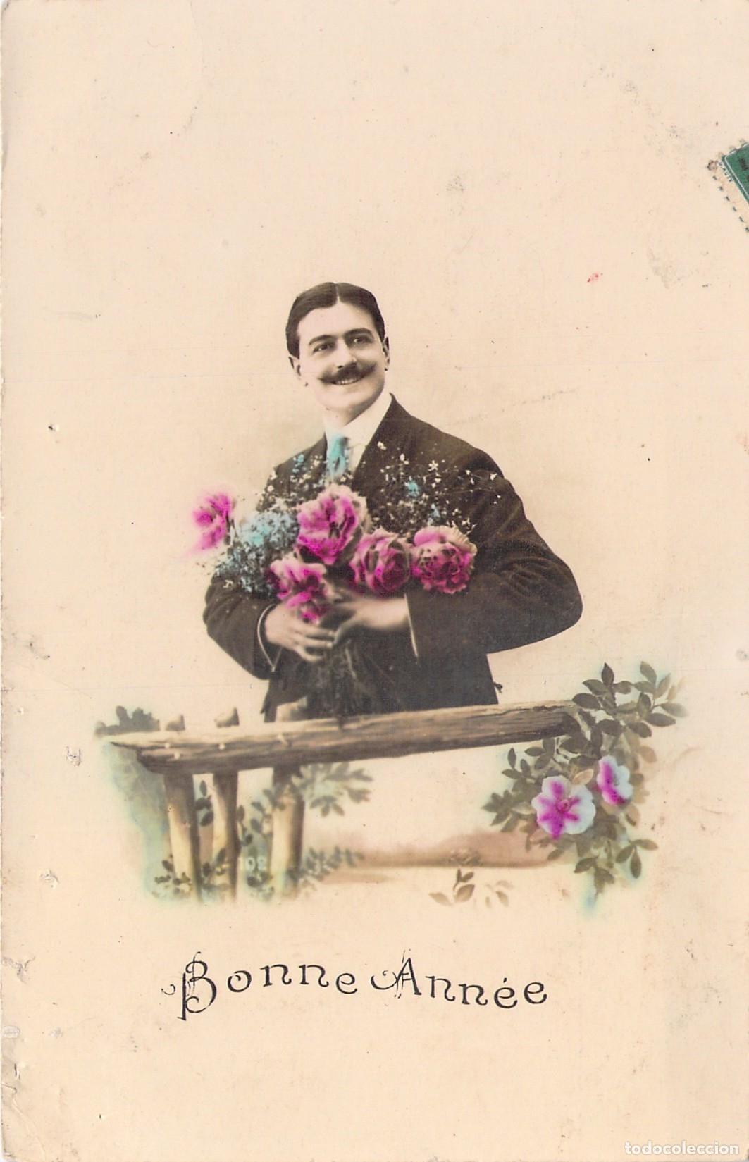 Postales: Postal de Feliz A&ntilde;o Nuevo Bonne Ann&eacute;e Retrato de Hombre con Flores