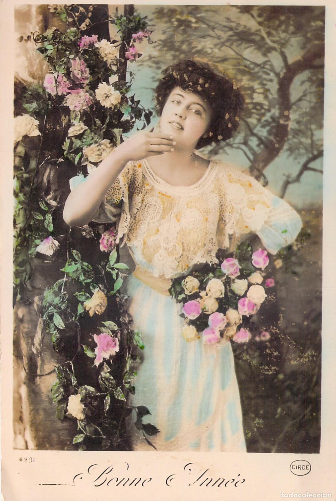 Postales: Postal de Felicitaci&oacute;n de A&ntilde;o Nuevo con Retrato de Mujer y Rosas