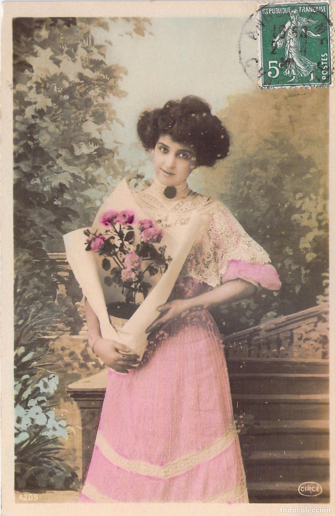 Postales: Postal Retrato de Mujer Elegante con Flores Vestido Rosa