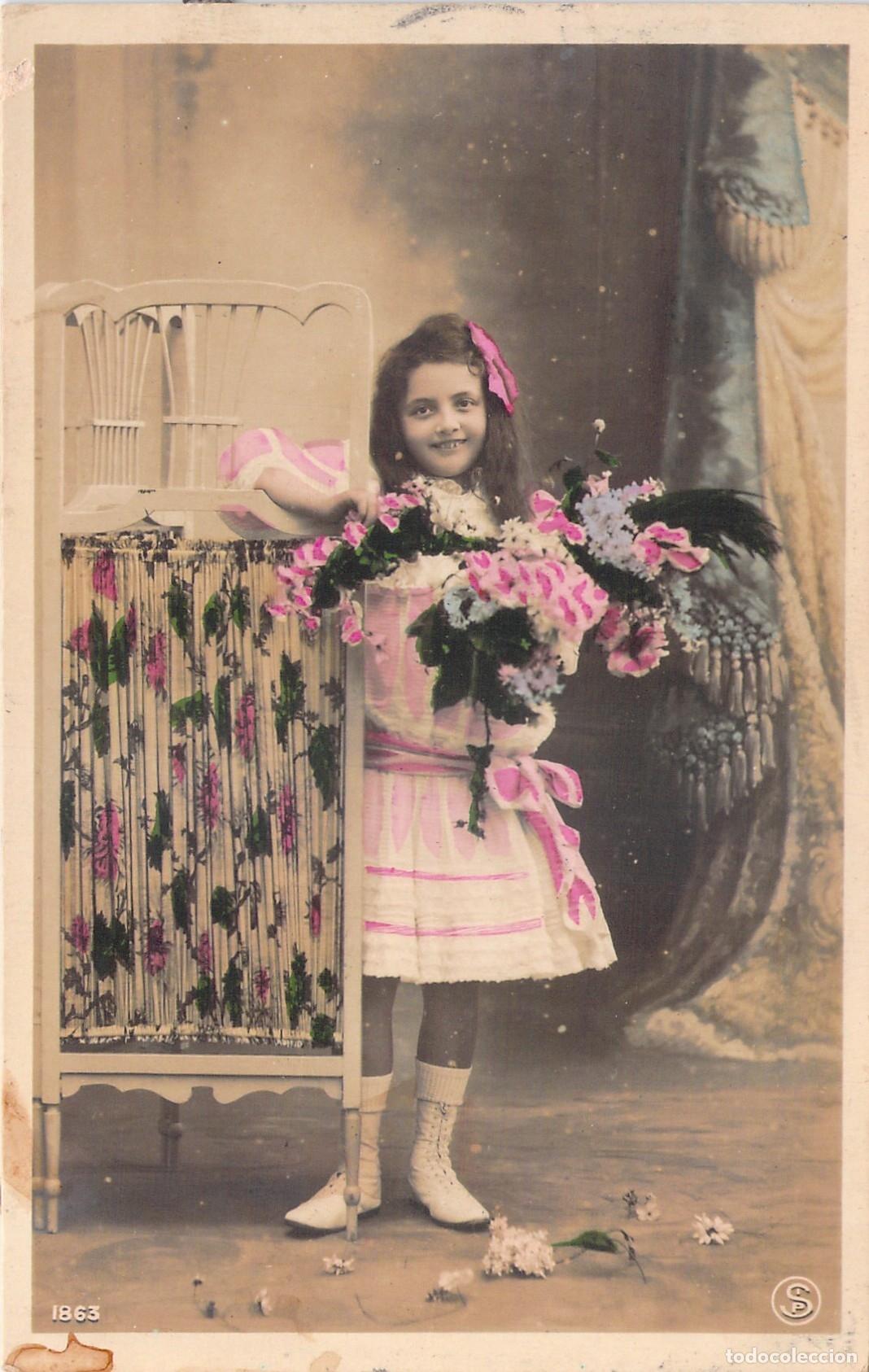 Postales: Postal de Ni&ntilde;a con Ramo de Flores, Retrato Pintado a Mano