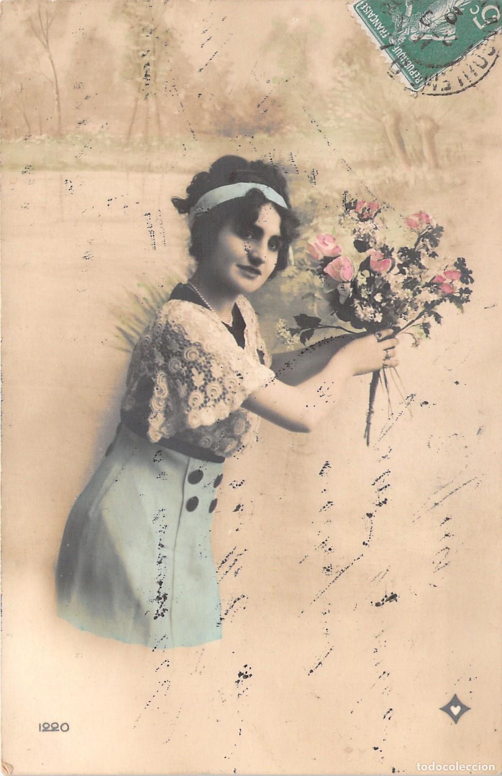 Postais: Postal Retrato de Mujer Joven con Ramo de Rosas
