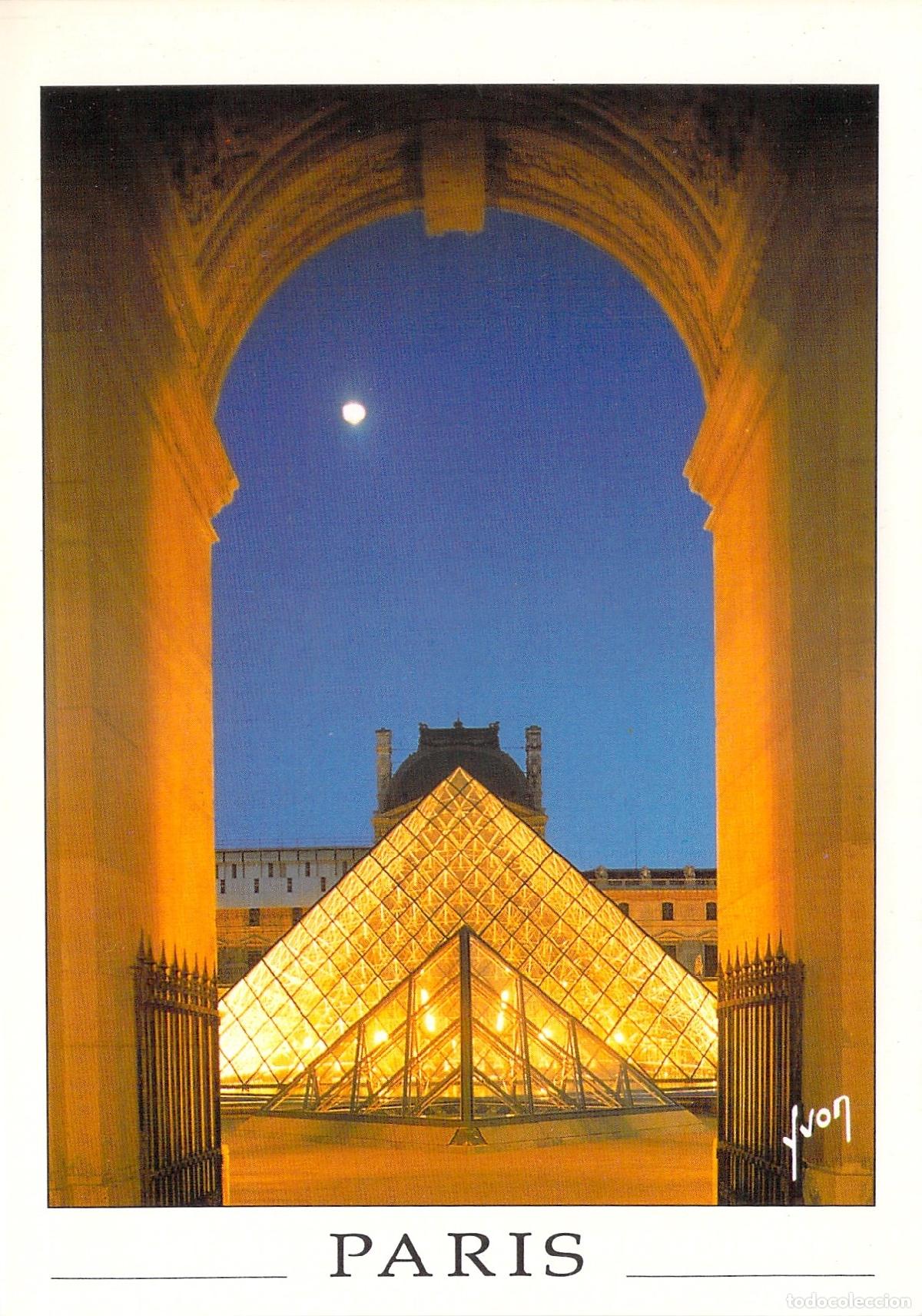 Postales: Postal de Par&iacute;s con la Pir&aacute;mide del Louvre Iluminada