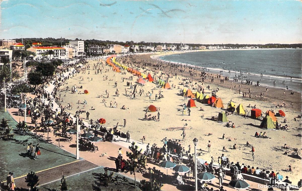 Postais: Postal de la playa de Royan con ba&ntilde;istas y carpas de colores