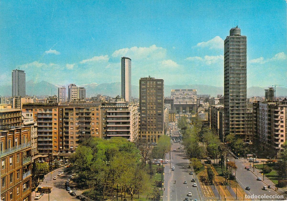 Postais: Postal de Mil&aacute;n: Piazza della Repubblica con Rascacielos