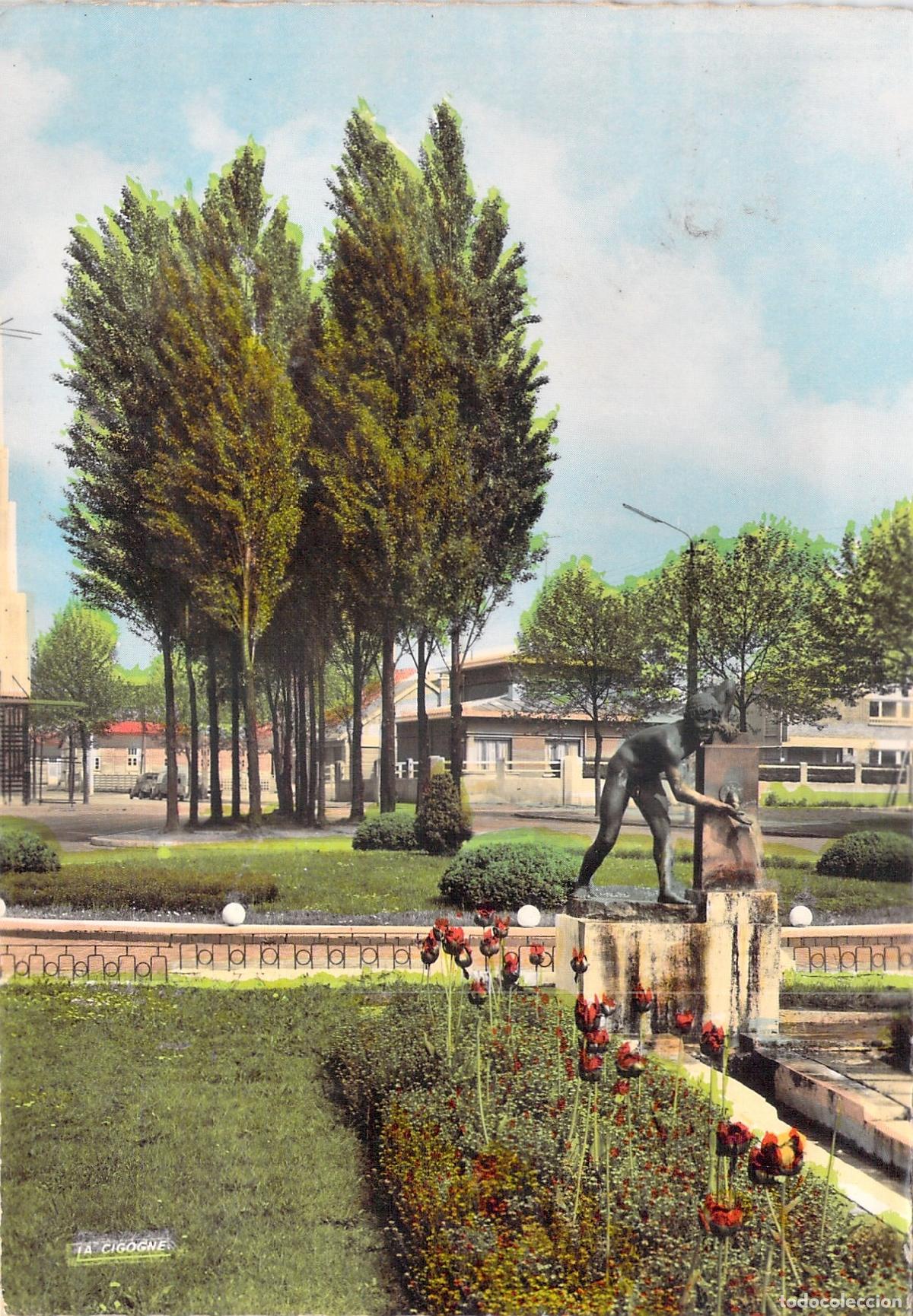 Postales: Postal de Valenciennes, Square du Rieur con Estatua y Jard&iacute;n