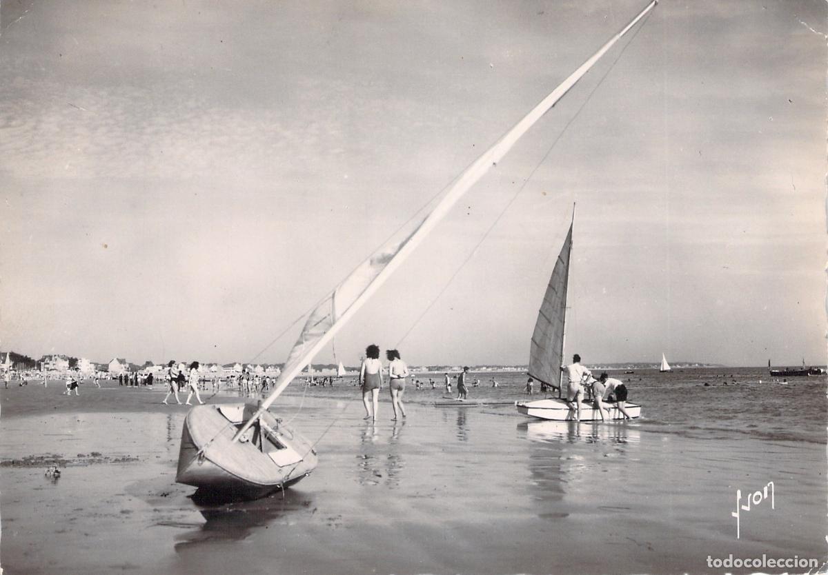 Postales: Postal de La Baule con Veleros en la Playa de Francia