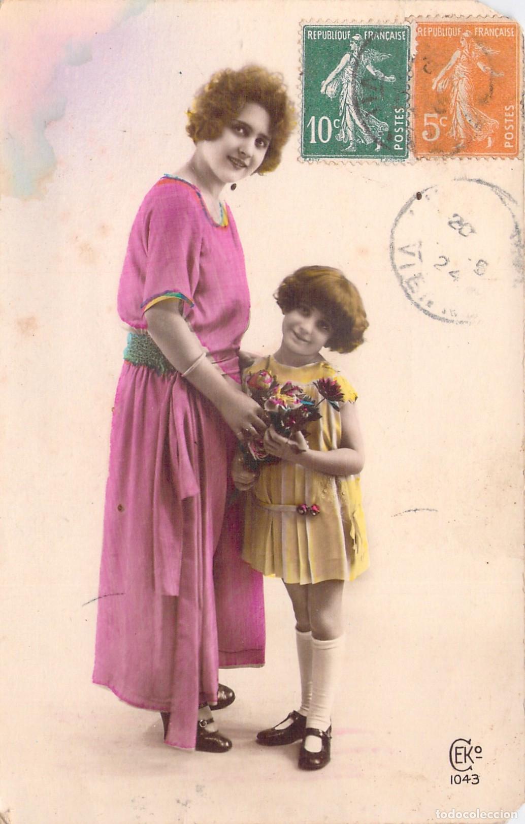 Postales: Postal de Retrato Familiar: Madre e Hija con Flores en Colores Iluminados