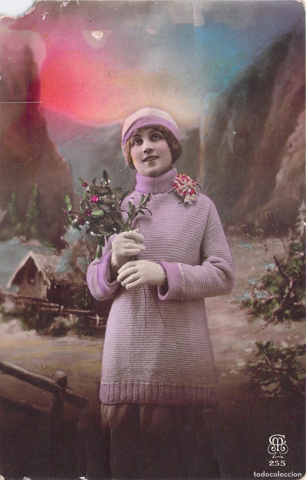 Postales: Postal de Retrato Femenino con Ropa de Invierno y Gorro de Punto