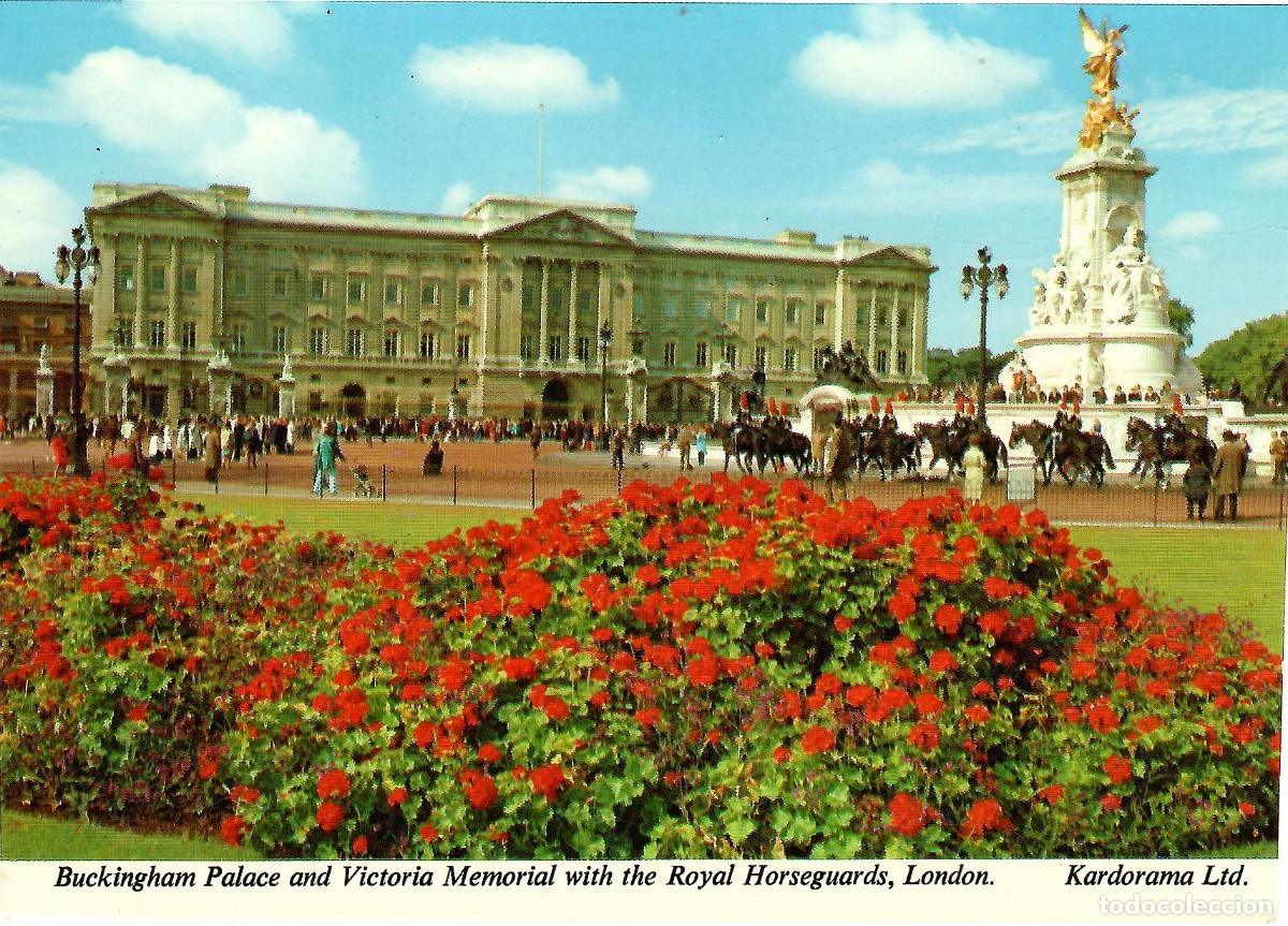 Postales: Buckingham Palace and Victoria Memorial with the Royal Horseguards. London. Sin circular. ED. KARDOR
