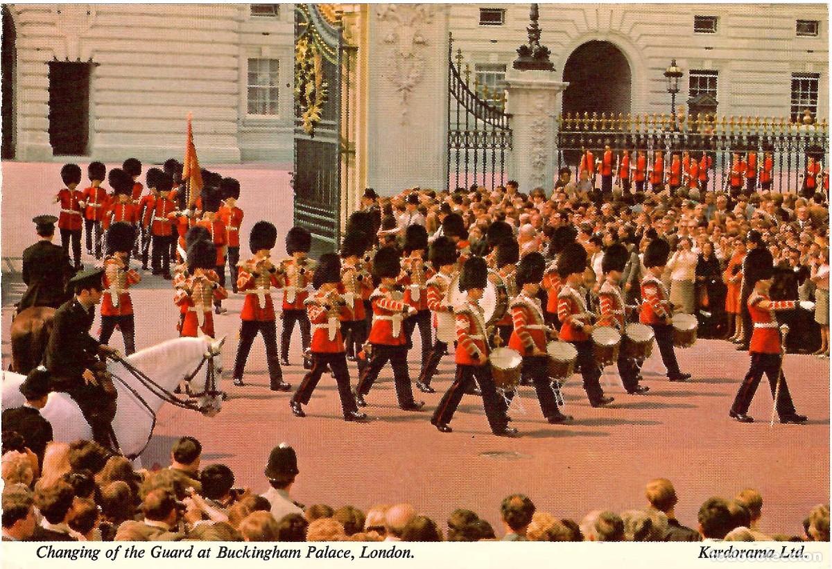 Postales: Cambio de la Guardia en Buckingham Palace. Londes. Sin circular. ED. KARDORAMA LTD