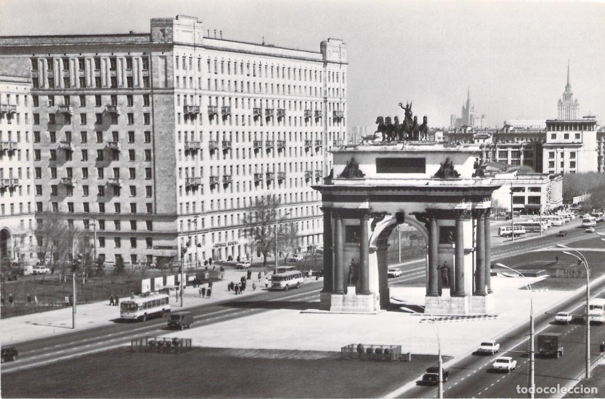 Postales: Postal de la Plaza de la Victoria con Arco de Triunfo en Mosc&uacute;