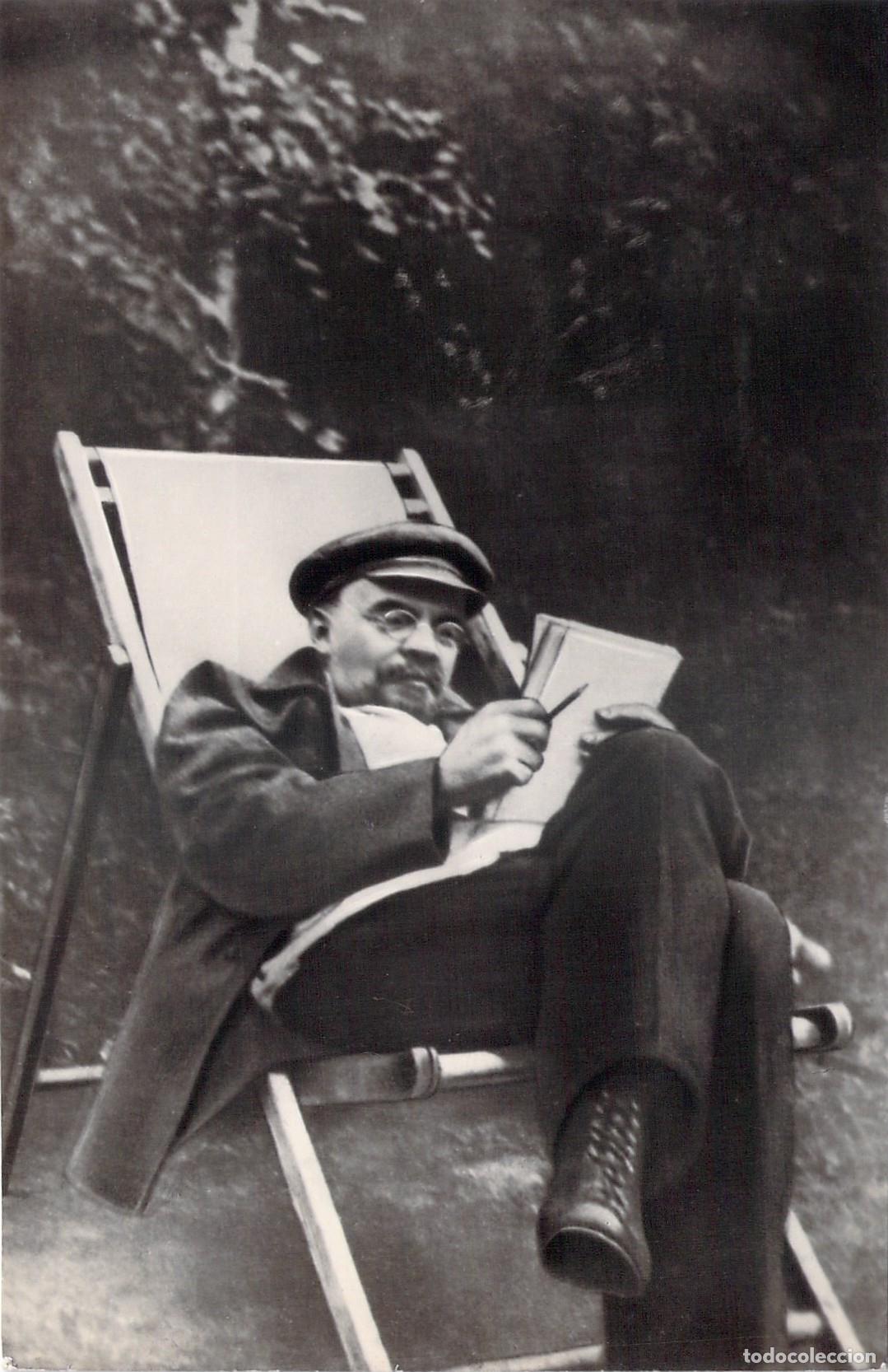 Postales: Postal de Vladimir Lenin en Gorki en Silla de Playa