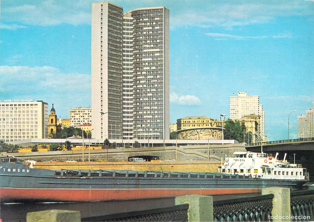 Postales: Postal del Edificio del CAME en Mosc&uacute; con Barco en el R&iacute;o