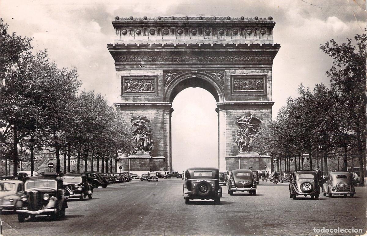 Postales: Postal de Par&iacute;s - Arco de Triunfo y Coches de &Eacute;poca