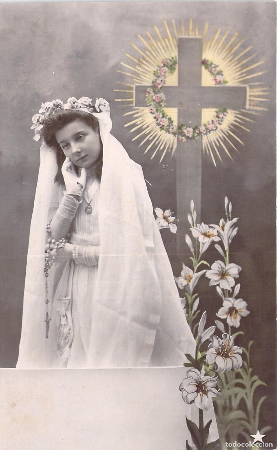 Postales: Postal Antigua de Primera Comuni&oacute;n con Ni&ntilde;a y Cruz de Flores