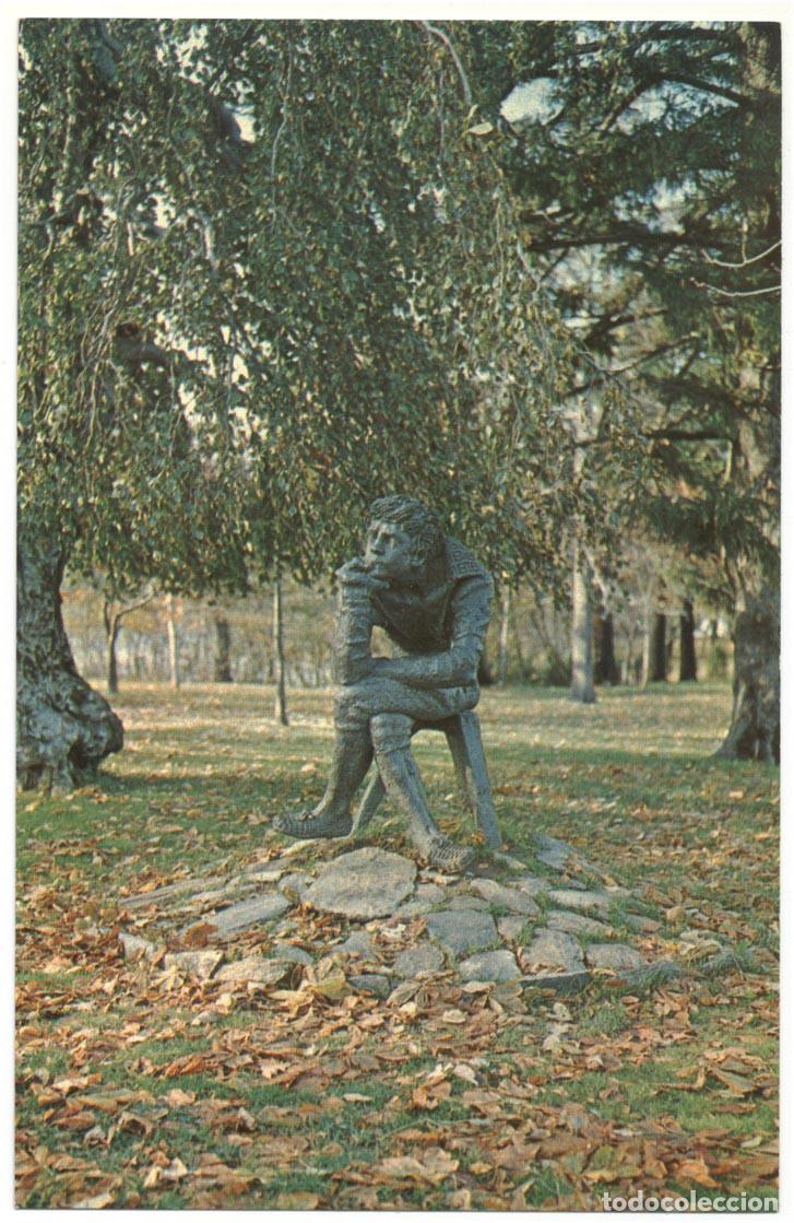 Postales: Seated Figure of an Elizabethan Boy (American Shakespeare Festival. Stratford CN), by Astrid Zydower