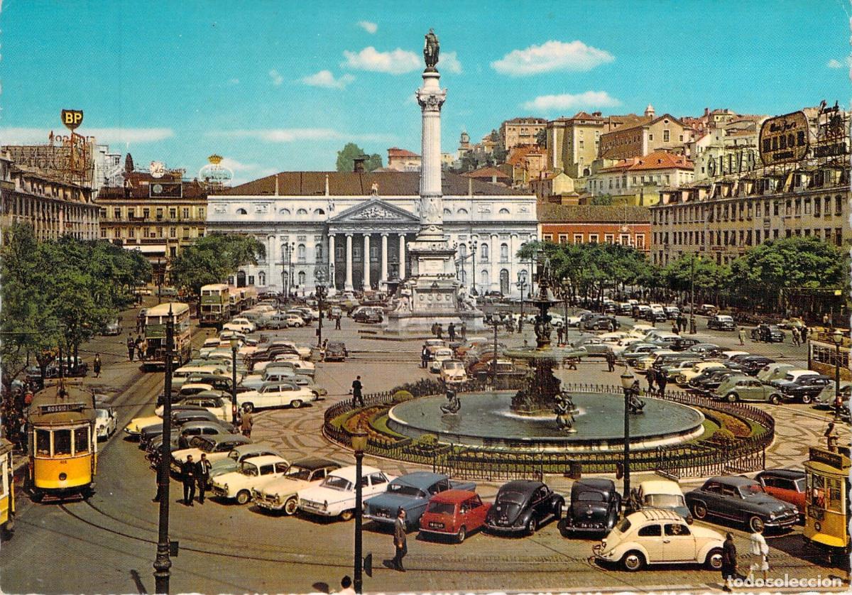 Postales: Postal de Lisboa, Plaza de Rossio con Tranv&iacute;a y Coches Cl&aacute;sicos