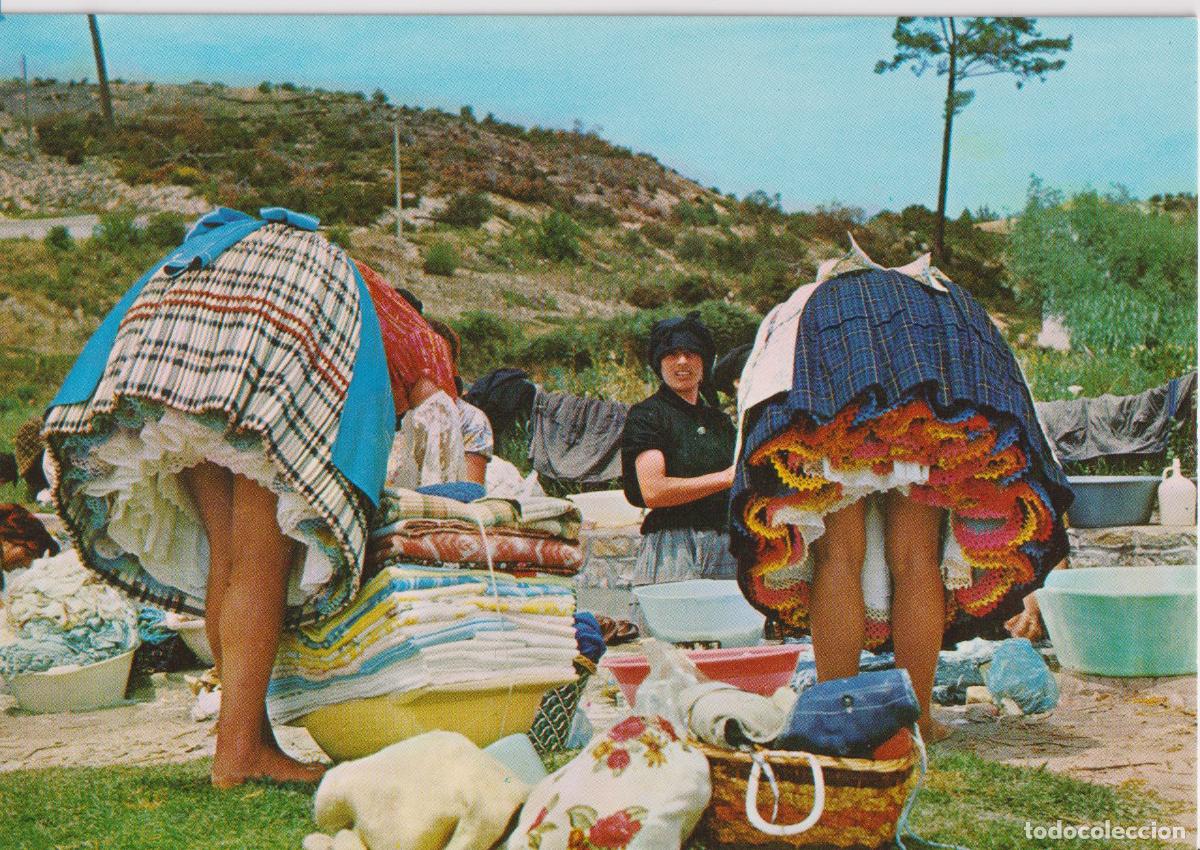 Postales: PORTUGAL, NAZAR&Eacute;, LAVADEIRAS PLEGLANDO LA ROPA - COLECCI&Oacute;N DULIA 267 - S/C