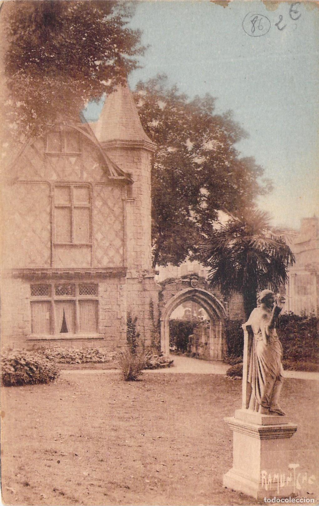 Postales: Postal del Jard&iacute;n P&uacute;blico de Ch&acirc;tellerault con Estatua y Edificio