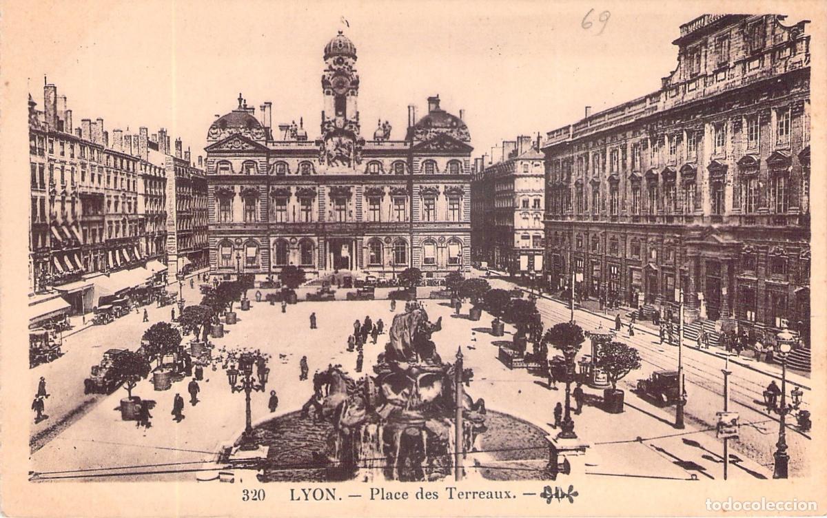 Postales: Postal de Lyon Place des Terreaux con Fuente Bartholdi Francia
