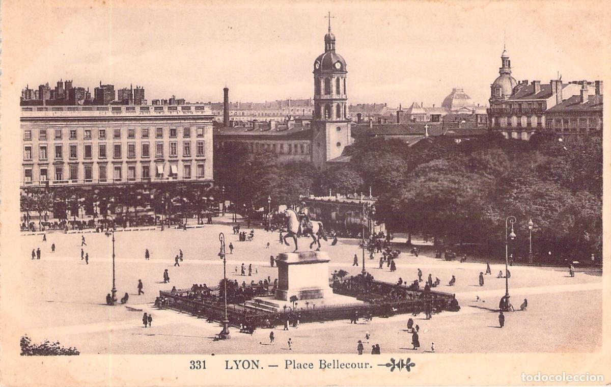 Postales: Postal de la Place Bellecour en Lyon Francia con Estatua Ecuestre