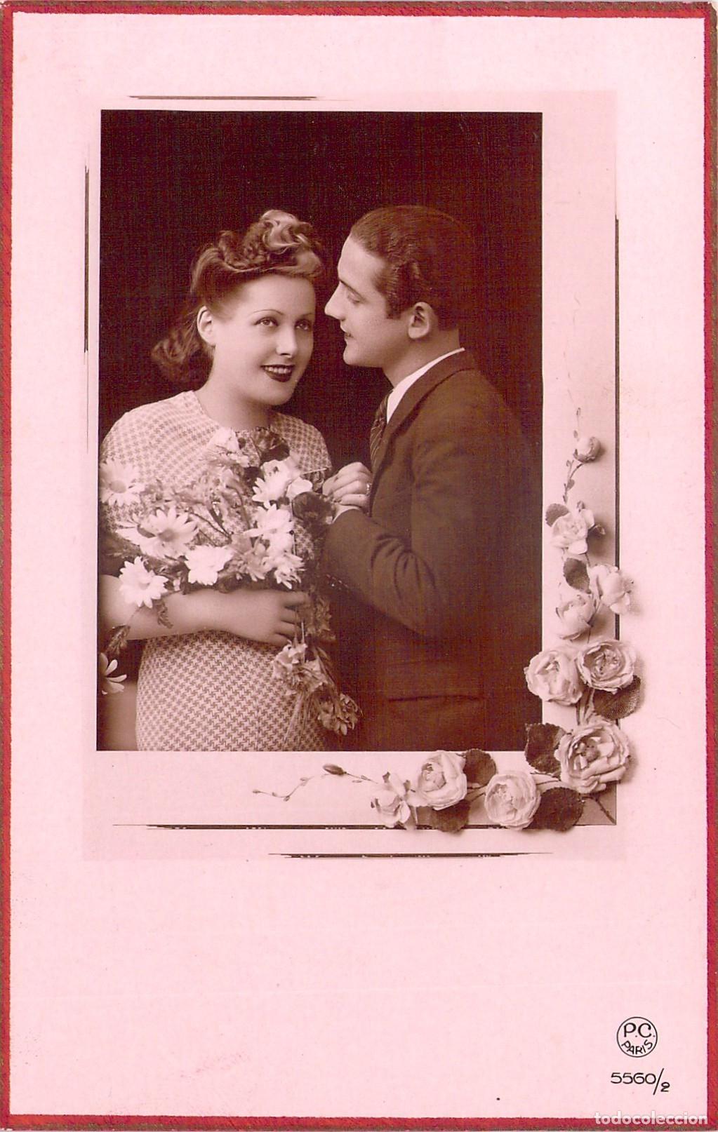 Postales: Postal Francesa de Pareja Rom&aacute;ntica con Ramo de Flores PC Paris