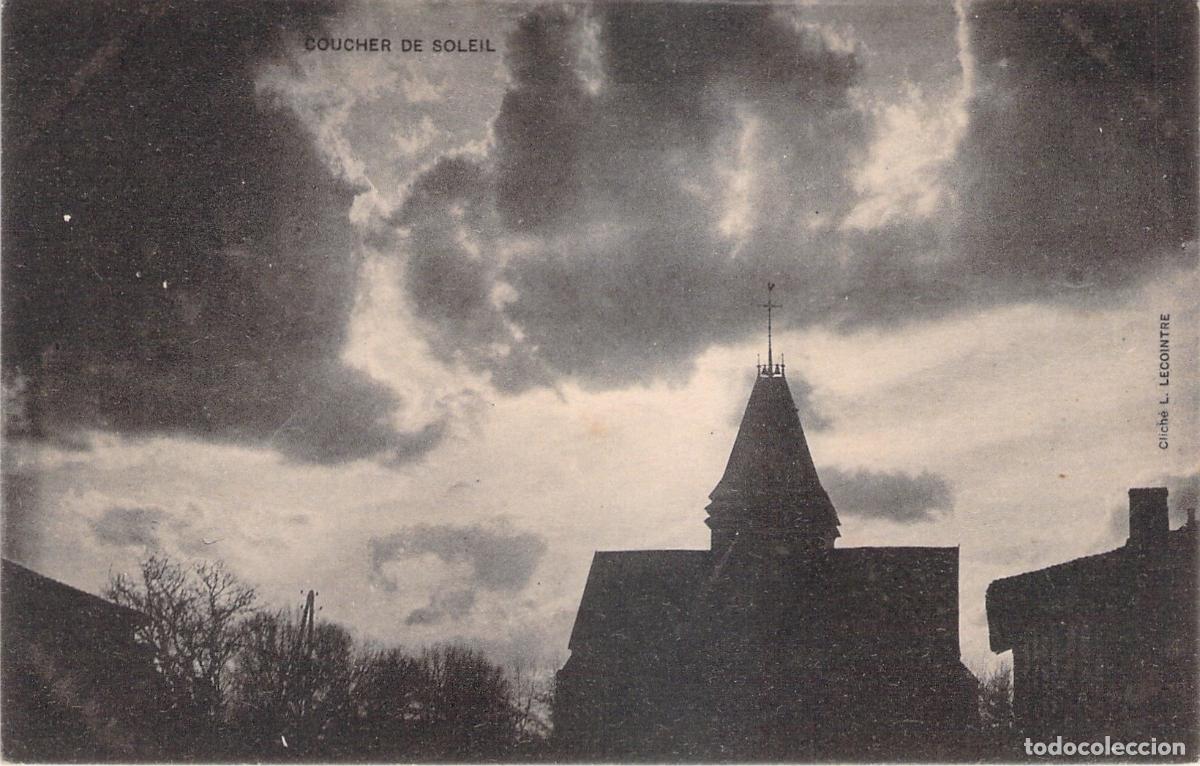 Postales: Postal de Puesta de Sol con Silueta de Iglesia en Francia