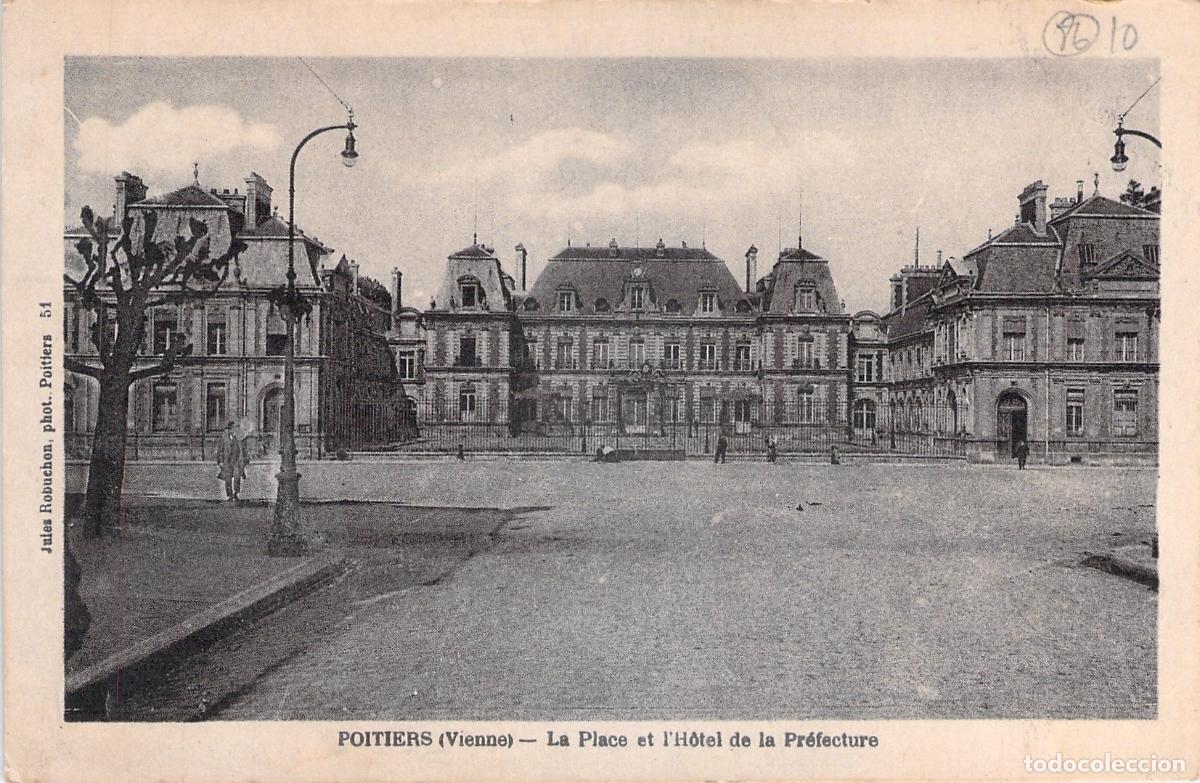 Cartoline: Postal de Poitiers: La Place et l'H&ocirc;tel de la Pr&eacute;fecture