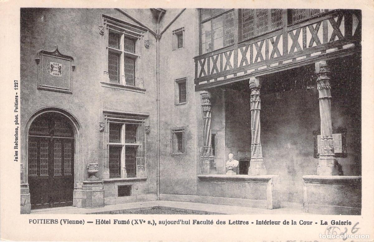 Postcards: Postal de Poitiers - Patio Interior de H&ocirc;tel Fum&eacute; y Galer&iacute;a