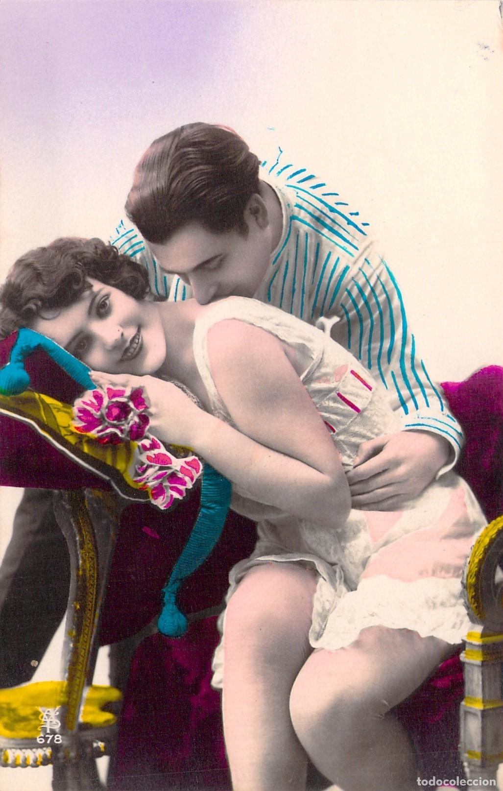 Postales: Postal Antigua de Pareja Rom&aacute;ntica con Beso Coloreada a Mano